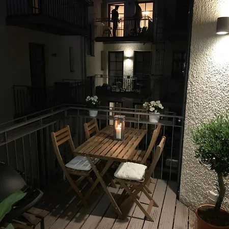 Altbauwohnung, Zentral Gelegen, Mit Balkon *